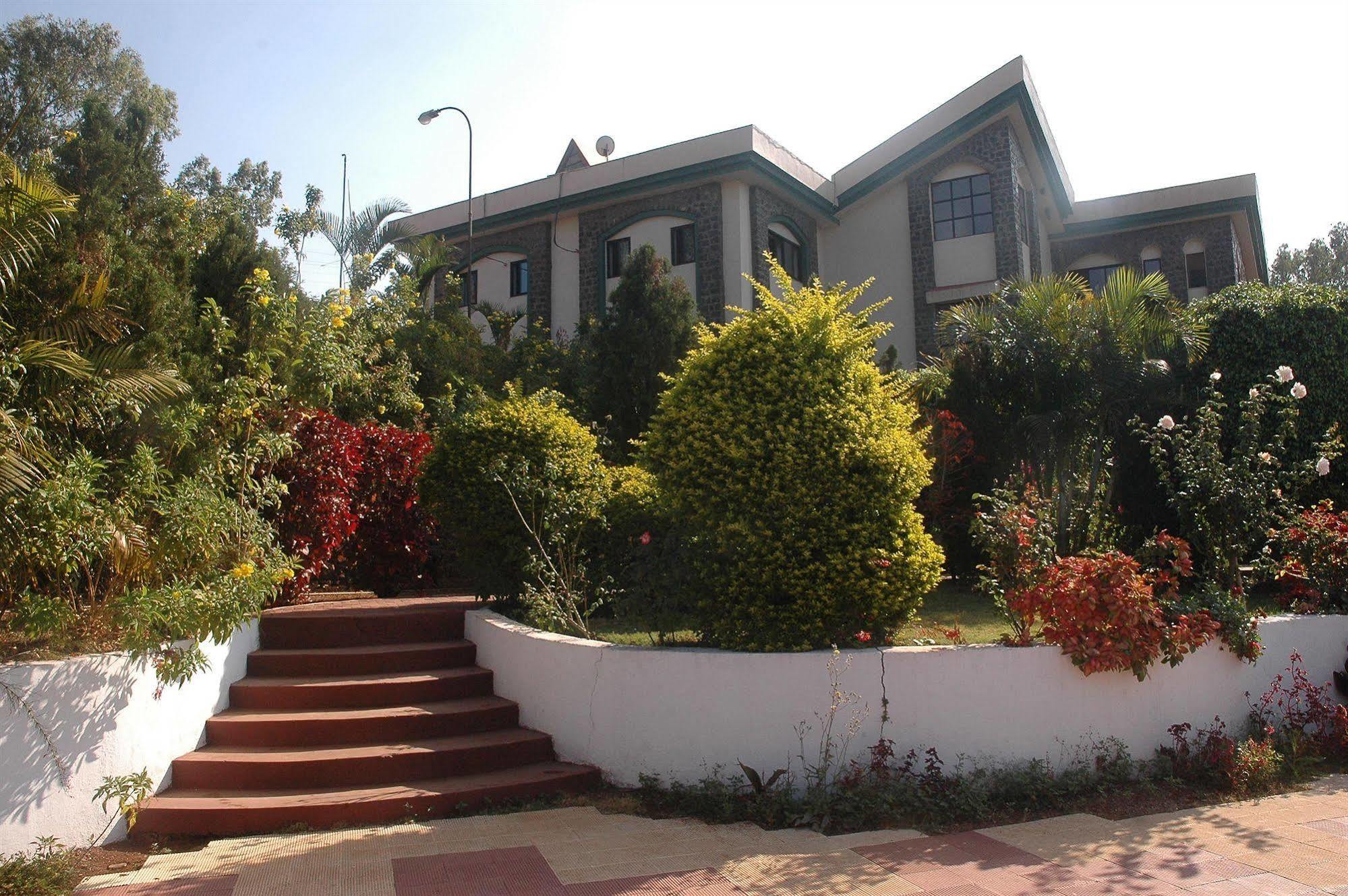Aveda Blue Country Resort Panchgani Esterno foto