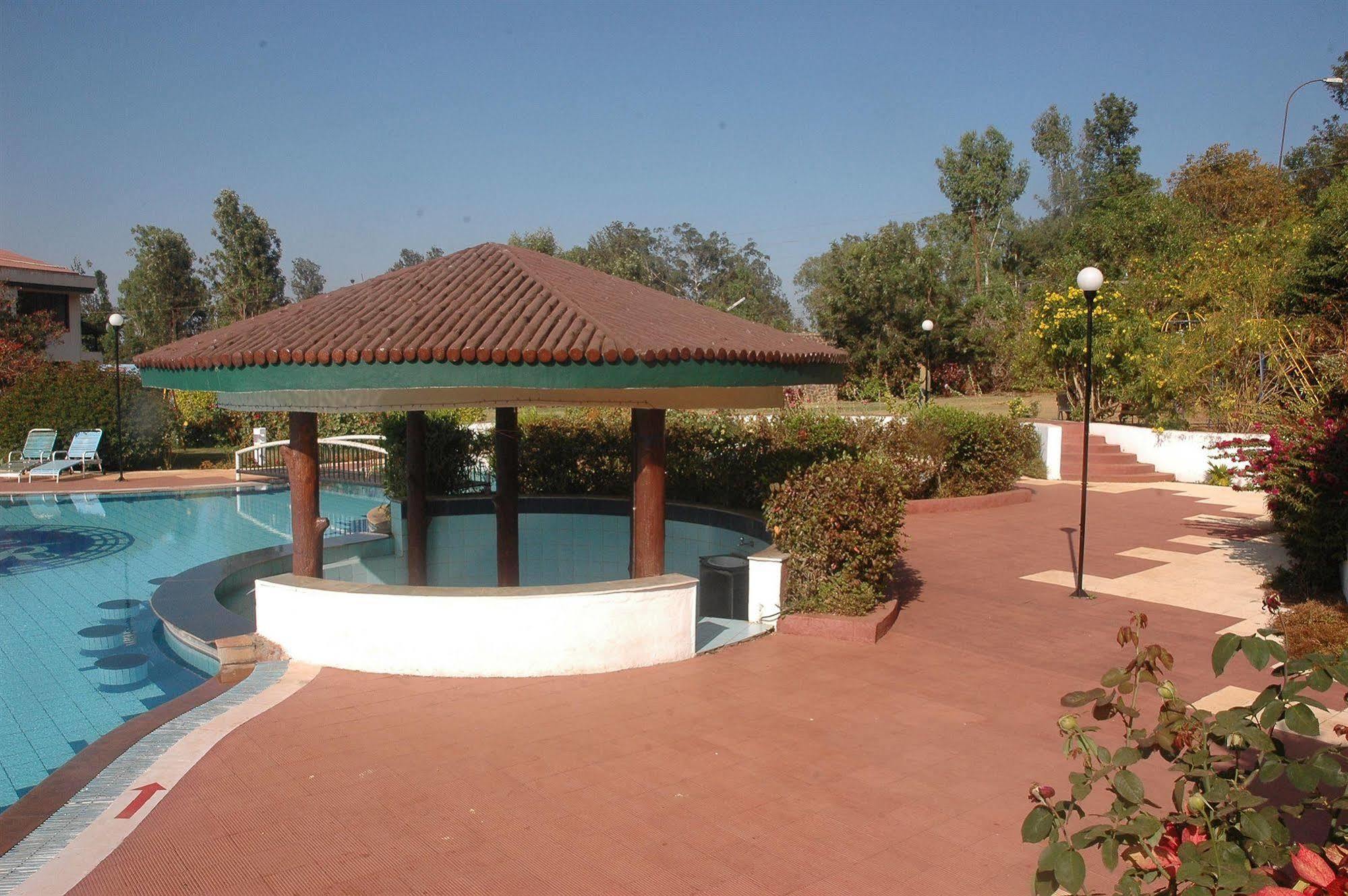 Aveda Blue Country Resort Panchgani Esterno foto
